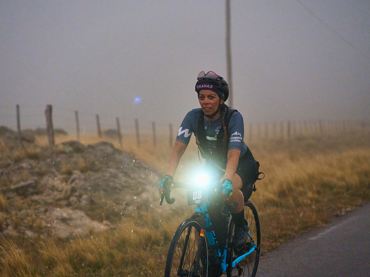 Maite pedaleando en Patagonia Ultra Bike