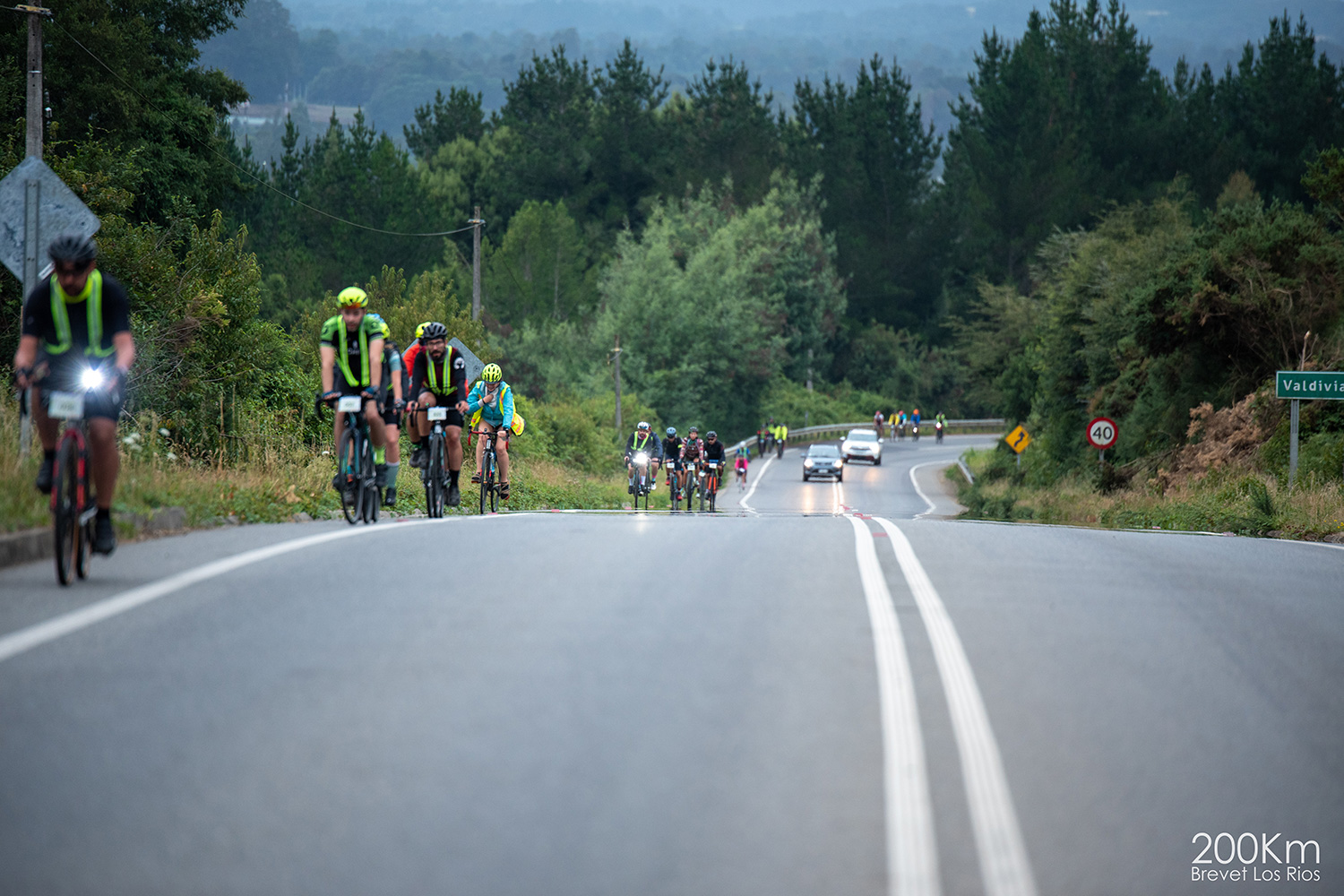 Ciclistas avanzando por el pavimento en una brevet pasada